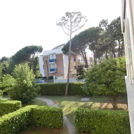 Comfortable Apartment With Parking In Bibione Daire *